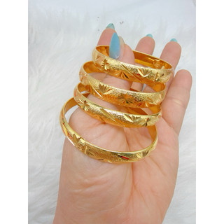 Vòng tay khắc chạm hoa văn Phân loại: Bản 8 ly – Bản 10 ly Màu vàng 18K . Dành cho nữ.