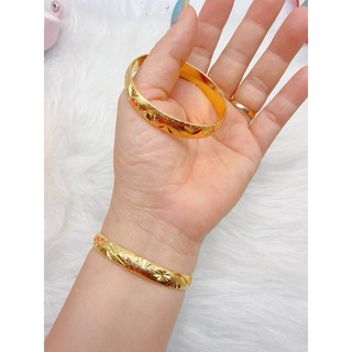 Vòng tay khắc chạm hoa văn Phân loại: Bản 8 ly – Bản 10 ly Màu vàng 18K . Dành cho nữ.
