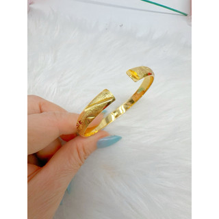 Vòng tay khắc chạm hoa văn Phân loại: Bản 8 ly – Bản 10 ly Màu vàng 18K . Dành cho nữ.