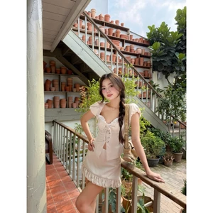 Set Bộ Nữ CEDRIC Áo Tay Phồng Cổ Ren Thắt Dây Phối Chân Váy Bèo SECODEE