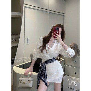 Áo sơ mi trắng form rộng vải lụa vân chìm mix chân váy ngắn