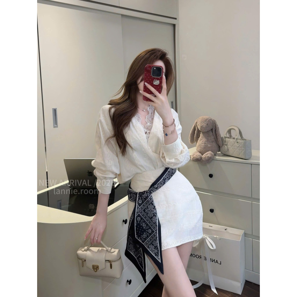 ZIMM STORE-Set đồ đi làm công sở sang trọng Áo sơ mi lụa thêu hoa cổ phối ren kèm chân váy trắng