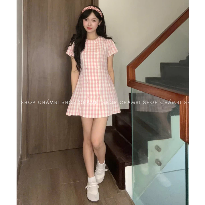 Váy đi chơi nữ V.202, Váy ngắn nữ cổ tròn tay ngắn 2 hàng cúc bọc kẻ caro dáng xuông- Shop Chấm Bi