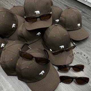 Set Mũ Lưỡi Trai Thêu Gấu Nâu Mocha + Kính Mát Bầu Dục Retro – Combo Mũ Kính Unisex Chuẩn Style Hàn Quốc Hot Trend 2026