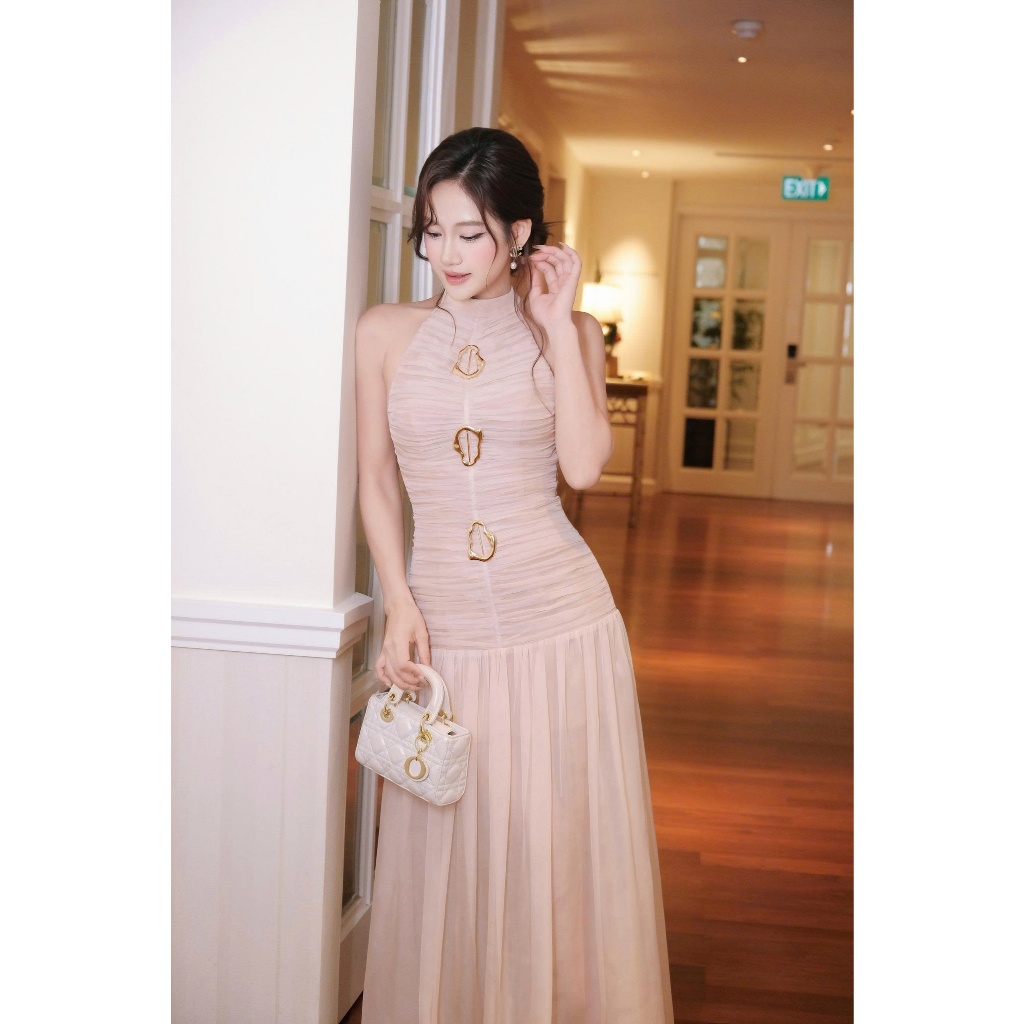 Đầm dài cổ yếm phối charm vàng chất tơ kem mềm mịn bay bổng phong cách dự tiệc Khiết KD541