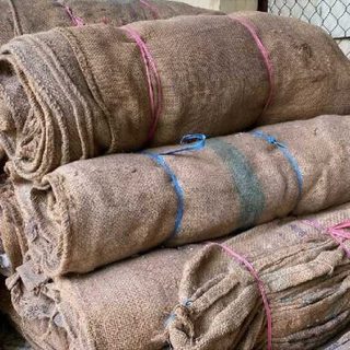 Bao bố (bao tải đay) mỏng cũ rách,1 cuộn =10 cái, khổ 70x110cm dùng trãi sàn bê tông, quấn cây, tủ ẩm cây,tủ ẩm nấm rơm