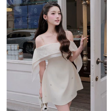 JENNYCLOSET ®-Váy thiết kế hai dây trễ vai tà dài hai lớp,Váy đi tiệc,Đầm nữ dáng chữ A đính đá sang chảnh vibe tiểu thư