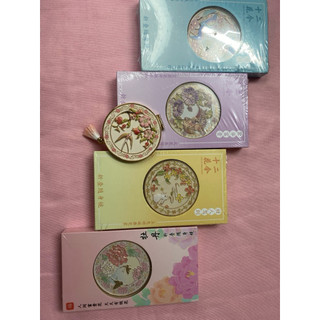 Gương mini cầm tay kiểu dáng lạ mắt