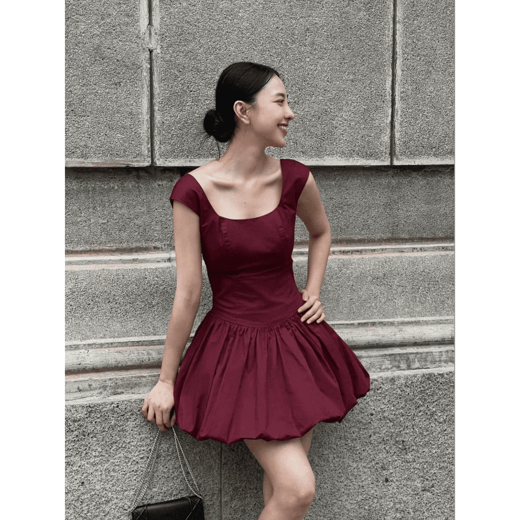 Đầm Bí Cổ Vuông Scarlet dáng ngắn xòe bồng eo ôm Corset Váy ngắn xếp ly màu đỏ tay vai ngang lưng khoét dáng tiểu thư