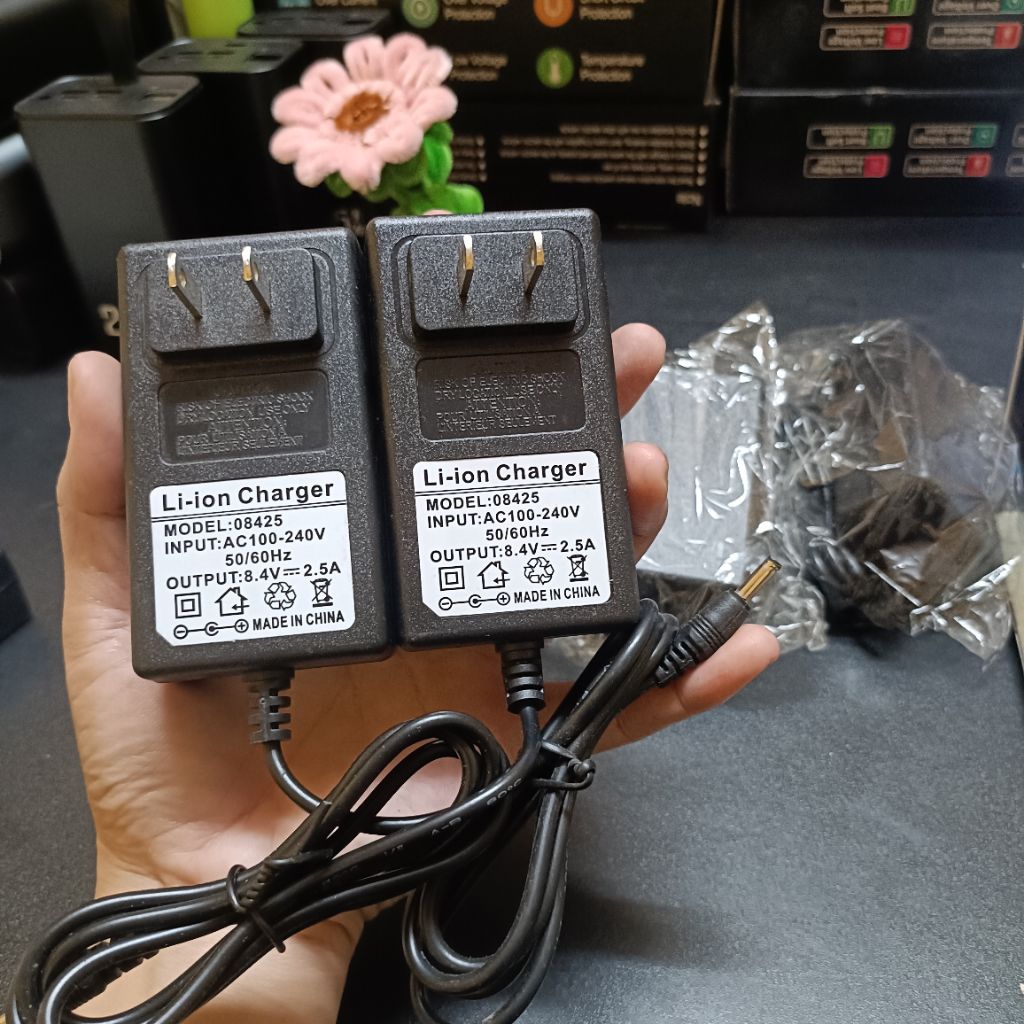 Sạc 8,4v 2a 12.v chân nhỏ chuyên sạc cho pin áo điều hoà pin lion
