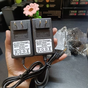 Sạc 8,4v 2a 12.v chân nhỏ chuyên sạc cho pin áo điều hoà pin lion