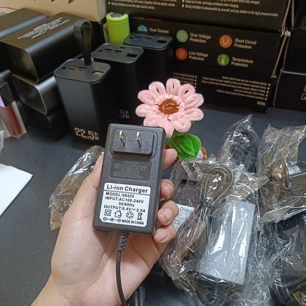 Sạc 8,4v 2a 12.v chân nhỏ chuyên sạc cho pin áo điều hoà pin lion