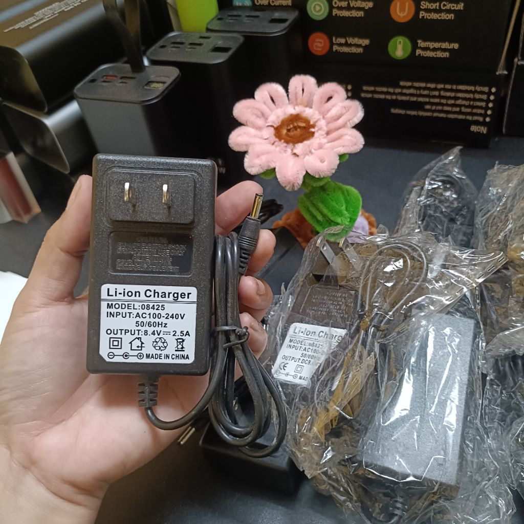 Sạc 8,4v 2a 12.v chân nhỏ chuyên sạc cho pin áo điều hoà pin lion