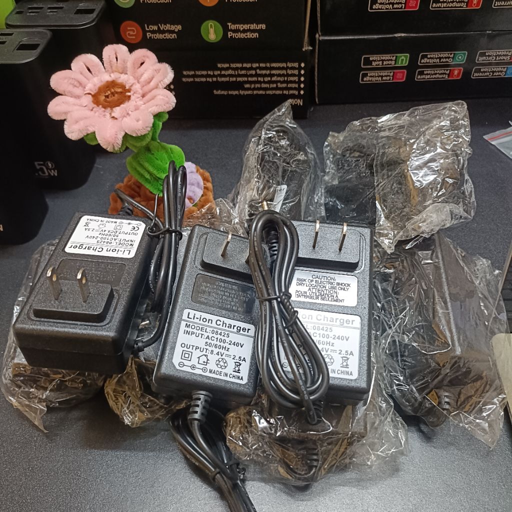 Sạc 8,4v 2a 12.v chân nhỏ chuyên sạc cho pin áo điều hoà pin lion