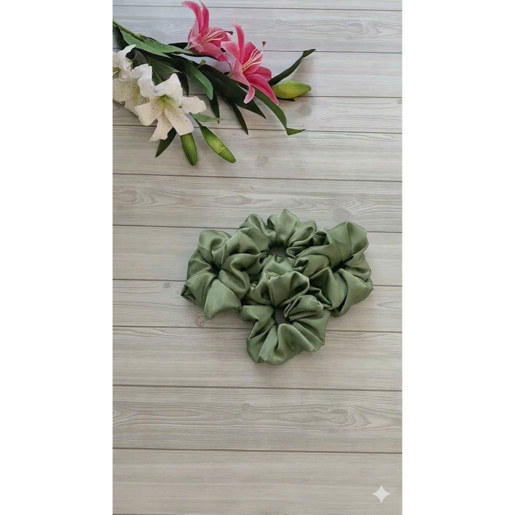 Chun buộc tóc bằng lụa màu xanh lá