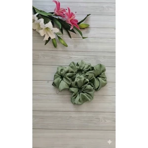 Chun buộc tóc bằng lụa màu xanh lá