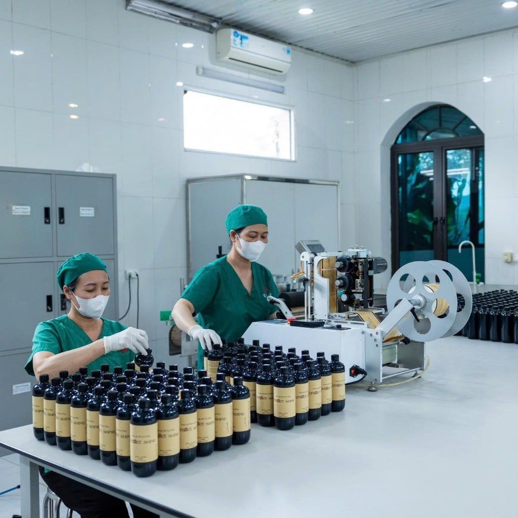 Nước gội đầu hoa hồng Karose Shine 500ml