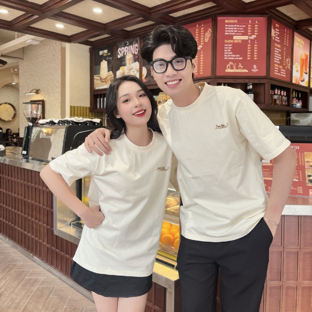 Áo thun unisex nam nữ thêu tên theo yêu cầu form rộng chất liệu cotton co dãn thoáng mát, áo phông cặp đôi - Lila