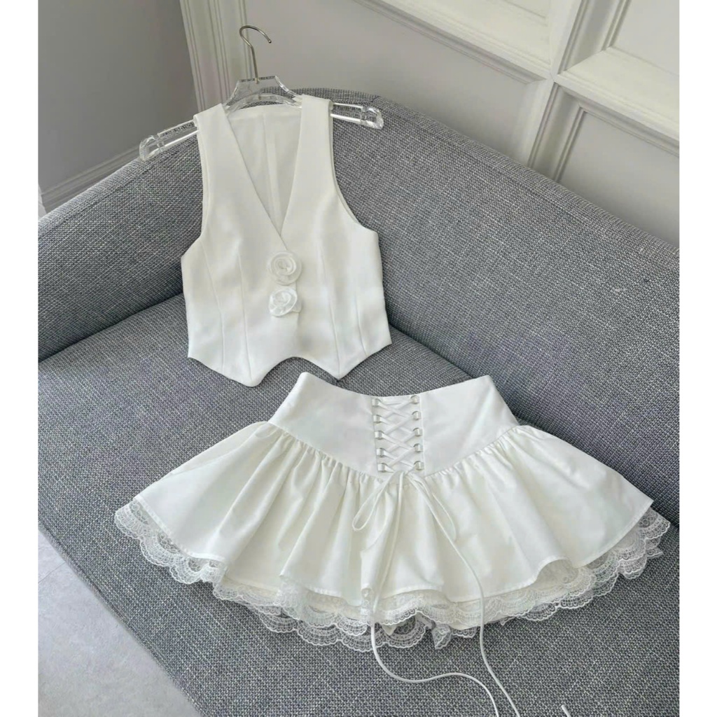 Set đồ bé gái cá tính gồm áo gile đính hoa kèm chân váy xòe phối ren cột dây eo phong cách tiểu thư hiện đại mẹ bé