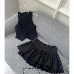 Set đồ bé gái cá tính gồm áo gile đính hoa kèm chân váy xòe phối ren cột dây eo phong cách tiểu thư hiện đại mẹ bé