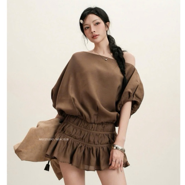 MIU.STUDIO •”Ceni Set” Set áo lệch vai from rộng tay lỡ kèm chân váy ngắn nhún bèo phong cách trẻ trung năng động
