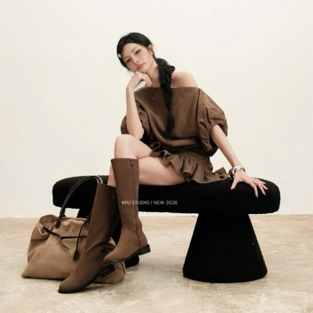 MIU.STUDIO •”Ceni Set” Set áo lệch vai from rộng tay lỡ kèm chân váy ngắn nhún bèo phong cách trẻ trung năng động