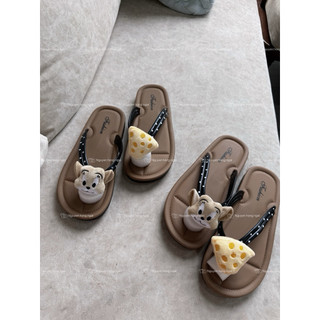 Dép tông xỏ ngón bản đế nâu NGATODER gắn hình gấu cute