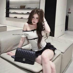 Áo thun nữ trễ vai tay ngắn pha viền đen đính nơ sang chảnh , áo hở vai phối nơ ôm body phong cách tiểu thư HQuốc
