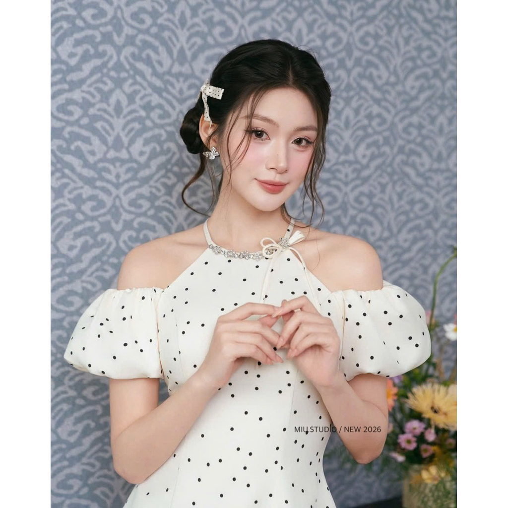Váy chấm bi tiểu thư tay bồng dáng ngắn xoè ôm eo sang chảnh , Đầm thiết kế cổ yếm phối chán bồng viền bèo cách điệu