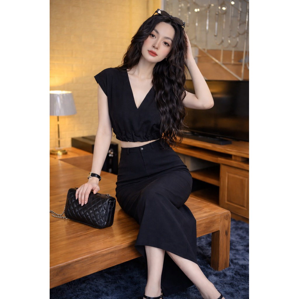 Set áo cổ V Cao Cấp Màu Đỏ ,Ðen  Áo Croptop + Chân Váy Dài Body – Phong Cách Quý Phái New 2026