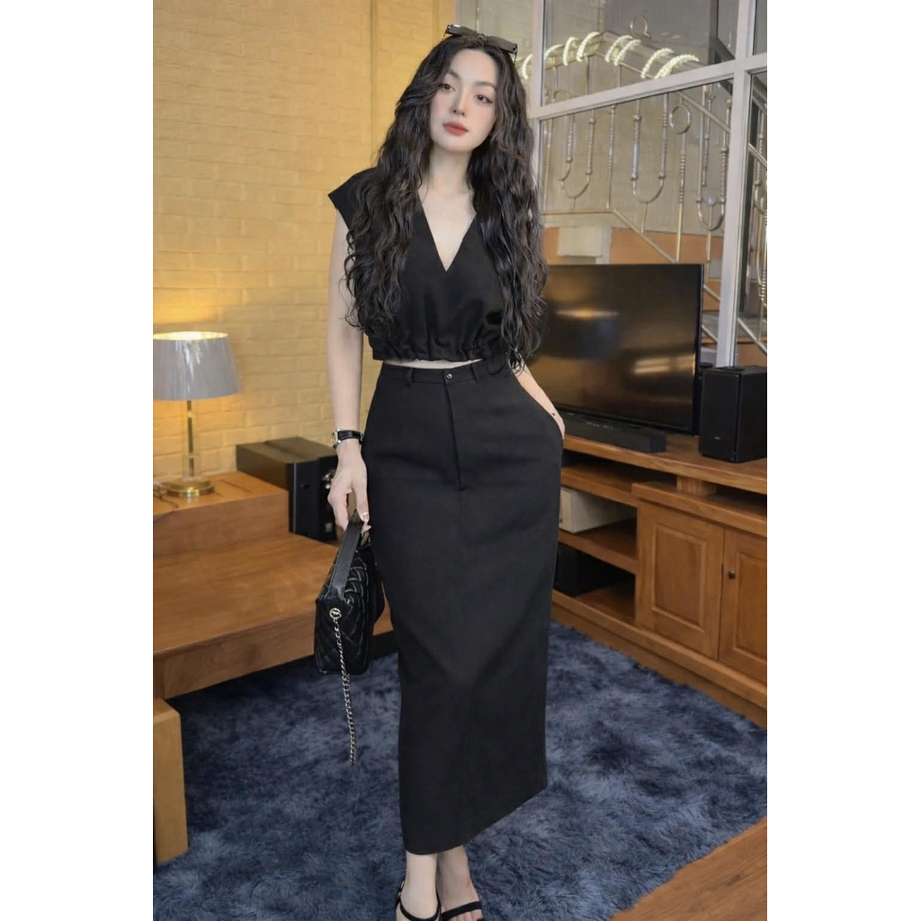 Set áo cổ V Cao Cấp Màu Đỏ ,Ðen  Áo Croptop + Chân Váy Dài Body – Phong Cách Quý Phái New 2026