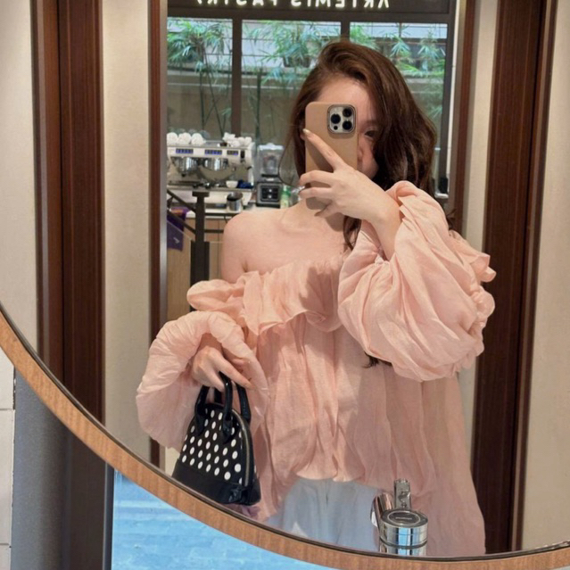 MIU.STUDIO• “Dara Top” Áo trễ vai voan tơ nhật thiết kế tay tầng xoè bồng điệu đà tiểu thư,chất tơ mềm nhẹ nhàng cao cấp
