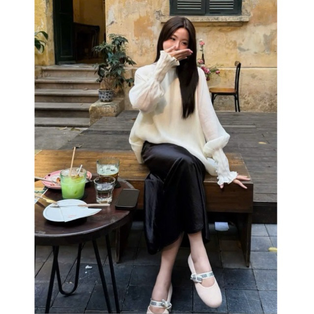 “Maise Set” Set áo tơ 2 lớp cổ tròn tay bồng bo gấu cách điệu kèm quần lụa đen dài thanh lịch nữ tính chuẩn gu Hàn Quốc