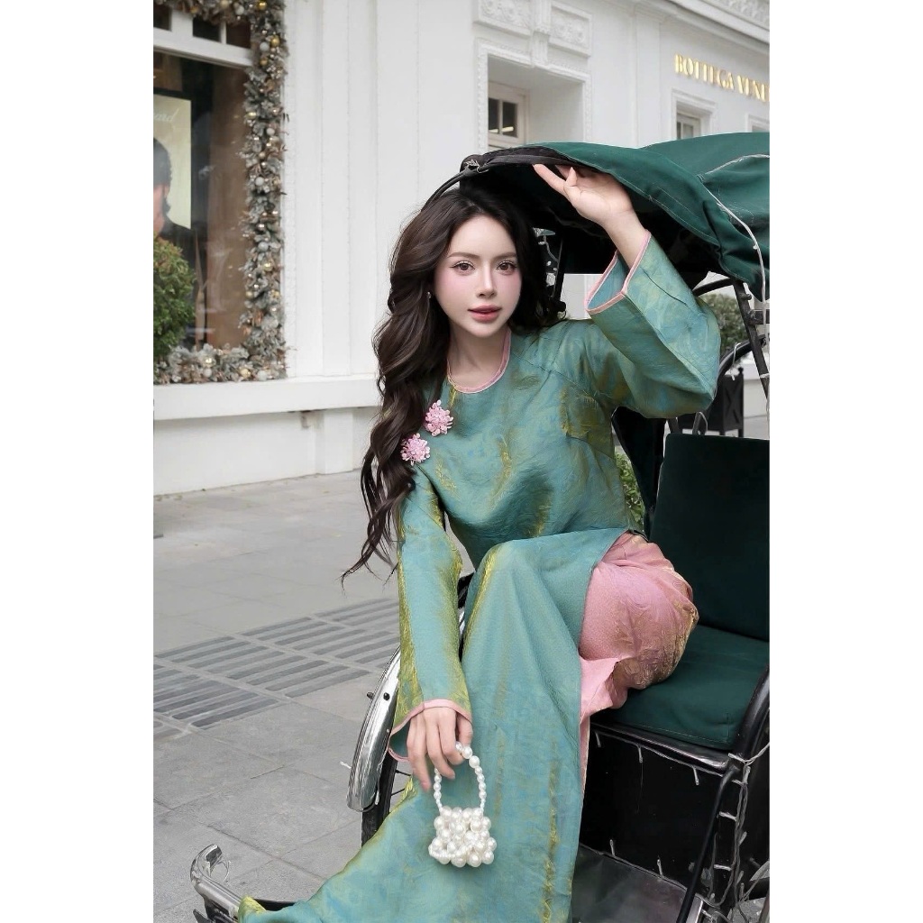 Áo dài tơ ánh kim óng dáng suông phối viền tà dài kèm bông cườm sang trọng trẻ trung mặc Lễ Tết Bưng Quả T1590G
