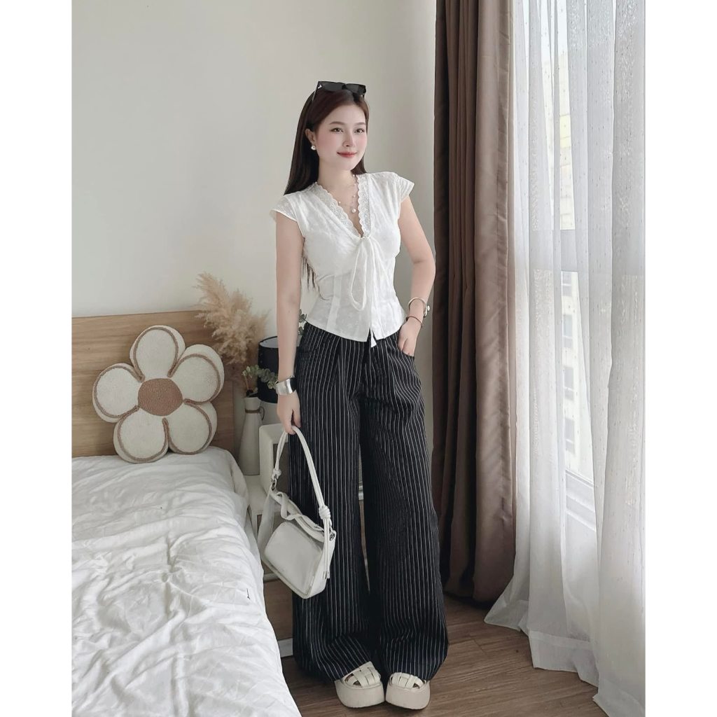 Set đồ nữ, đồ bộ nữ DONNA HCOM26385 áo tay hến cổ V viền bèo mix quần suông kẻ sọc trẻ trung