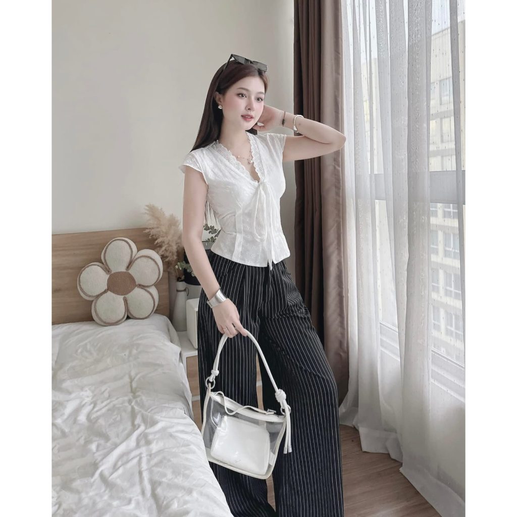 Set đồ nữ, đồ bộ nữ DONNA HCOM26385 áo tay hến cổ V viền bèo mix quần suông kẻ sọc trẻ trung