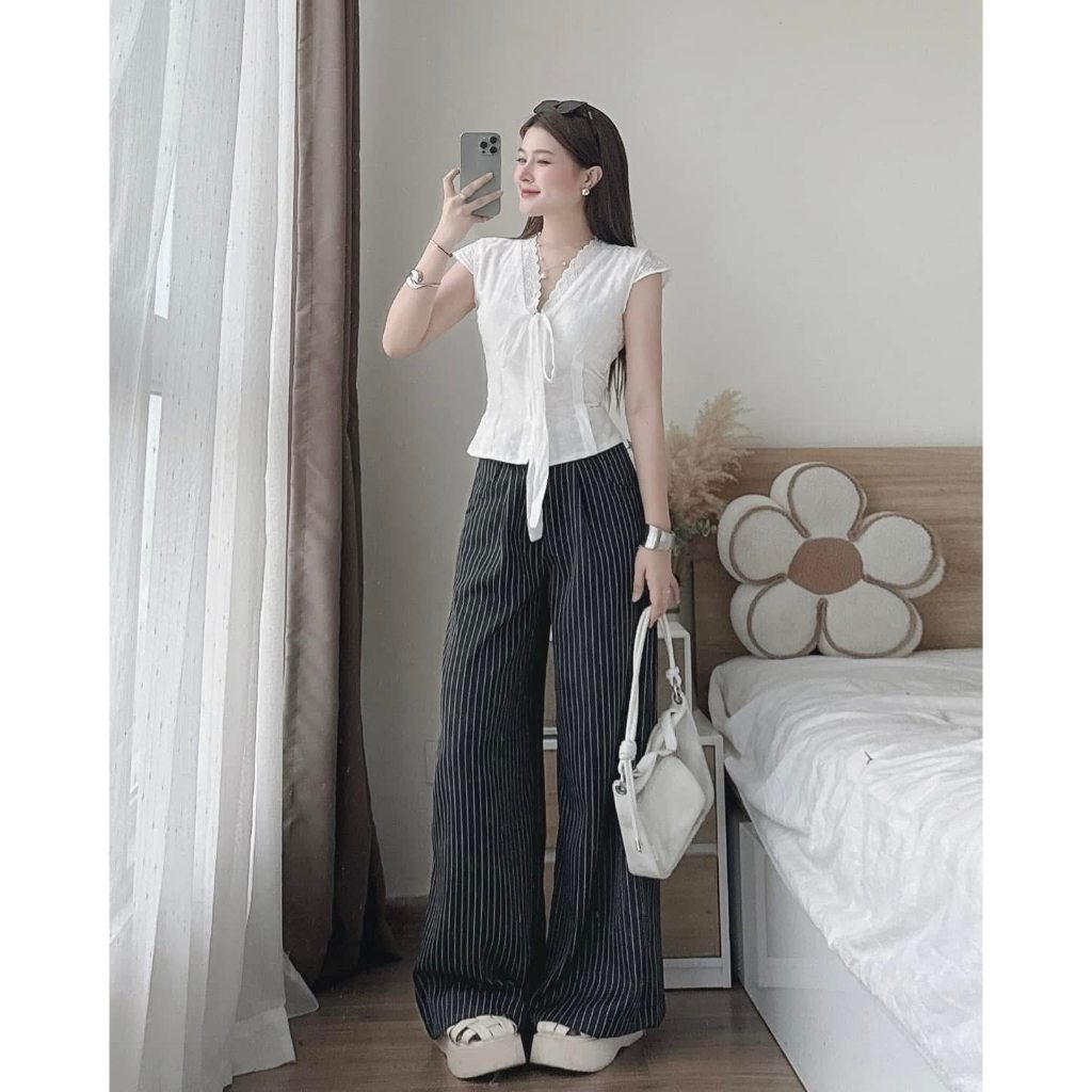 Set đồ nữ, đồ bộ nữ DONNA HCOM26385 áo tay hến cổ V viền bèo mix quần suông kẻ sọc trẻ trung