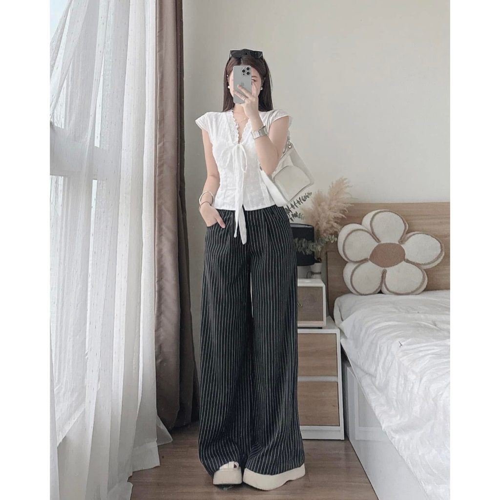 Set đồ nữ, đồ bộ nữ DONNA HCOM26385 áo tay hến cổ V viền bèo mix quần suông kẻ sọc trẻ trung