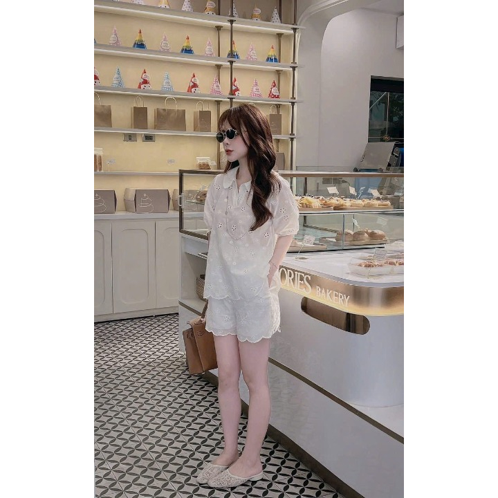 Set Đồ Nữ Áo Ren Hoa Cổ Sen Phối Quần Short – Đồ Bộ Nữ Tiểu Thư Nhẹ Nhàng Đi Chơi Du Lịch DONNA HCOM26277
