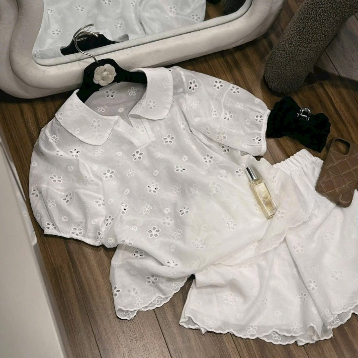 Set Đồ Nữ Áo Ren Hoa Cổ Sen Phối Quần Short – Đồ Bộ Nữ Tiểu Thư Nhẹ Nhàng Đi Chơi Du Lịch DONNA HCOM26277