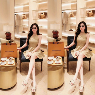 Váy thiết kế cổ yếm cao cấp màu be tối giản phong cách quý cô hiện đại