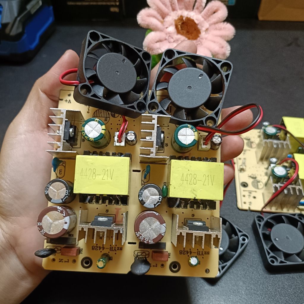 Bo mạch 21v3A bản to có quạt tản nhiệt dùng nguồn nuôi mạch khiển z và sạc pin 5s