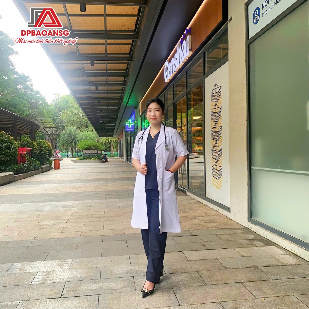 Áo Blouse Cổ Vest Tay Ngắn Nam Nữ – Vải Cotton Hàn Thoáng Mát, Form Chuẩn Bộ Y Tế