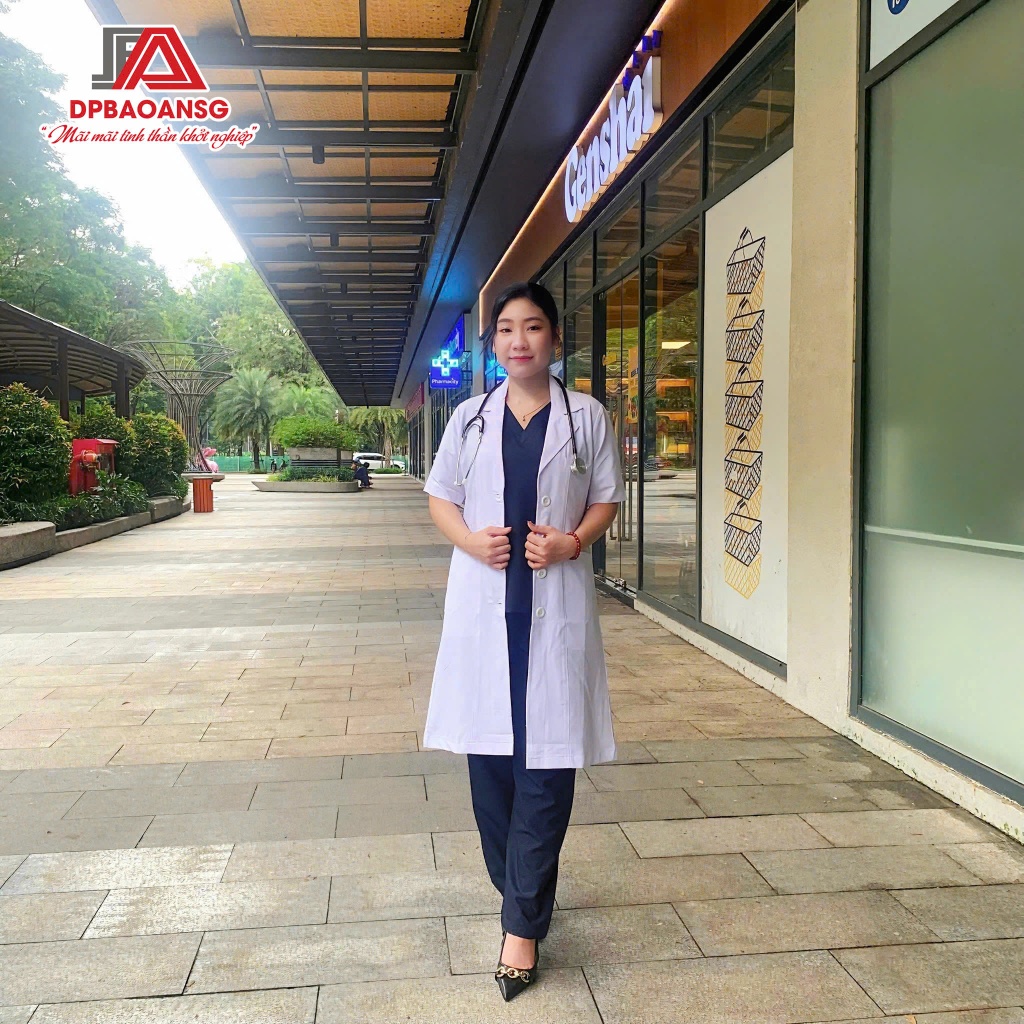 Áo Blouse Cổ Vest Tay Ngắn Nam Nữ – Vải Cotton Hàn Thoáng Mát, Form Chuẩn Bộ Y Tế