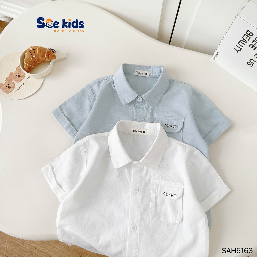 Áo sơ mi cổ đức cộc tay phối nắp túi thêu chữ, áo sơ mi bé trai trơn màu basic