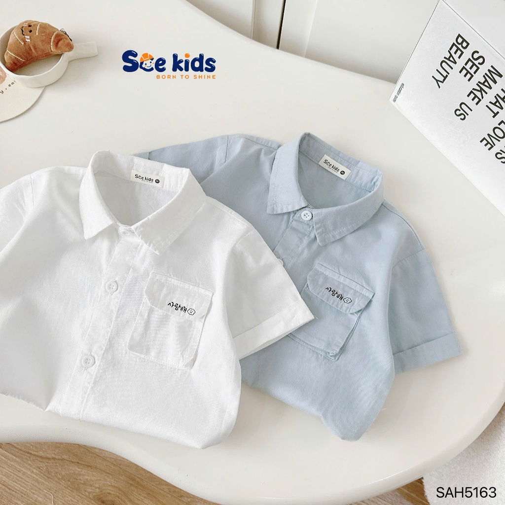 Áo sơ mi cổ đức cộc tay phối nắp túi thêu chữ, áo sơ mi bé trai trơn màu basic