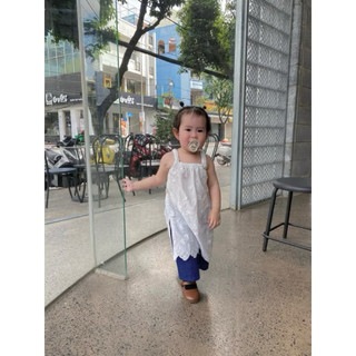 Áo trắng thêu hoa bé gái