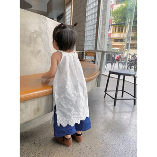 Áo trắng thêu hoa bé gái