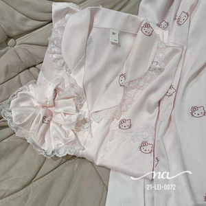 Bộ ngủ pyjama lụa kitty viền ren kèm scruchies