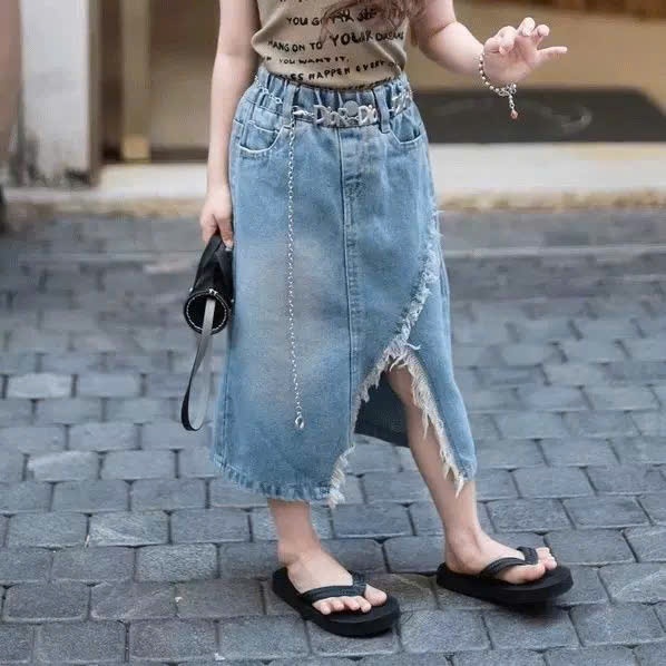 Chân váy jean dáng dài bé gái xẻ tà cá tính thời trang, váy denim form suông năng động phong cách mẹ và bé